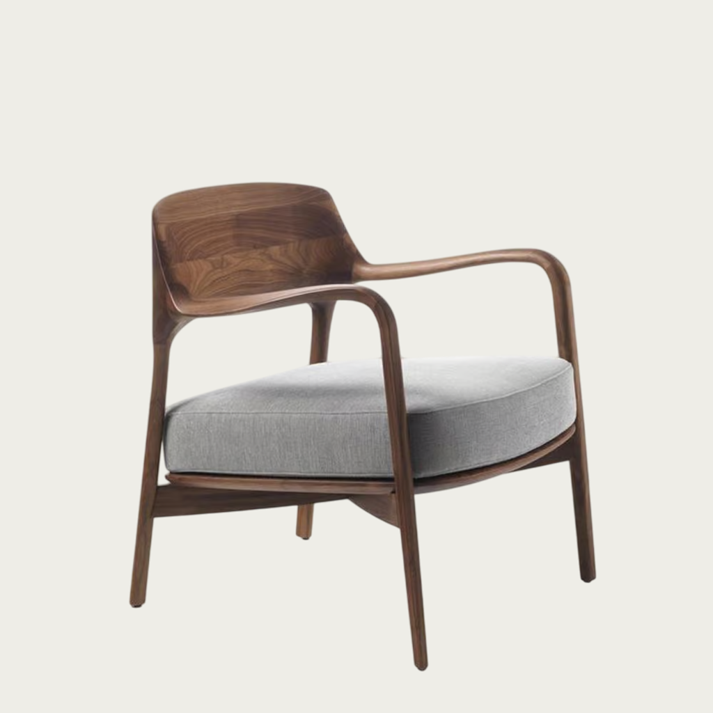 Fauteuil Louis Porada en noyer Canaletto, design contemporain de Patrick Jouin – Maison Pruilh Bordeaux.