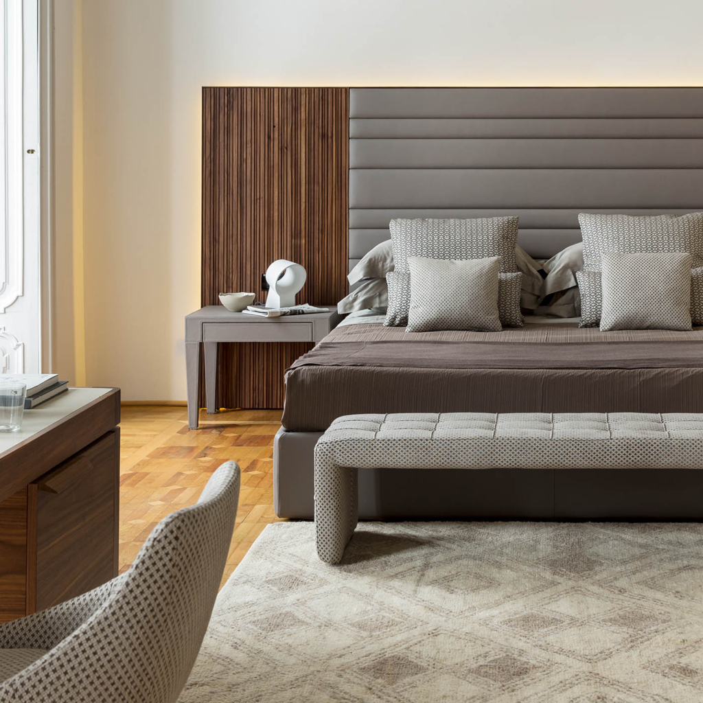 Lit Bohème Porada – tête de lit en noyer massif, revêtement tissu – Maison Pruilh Bordeaux