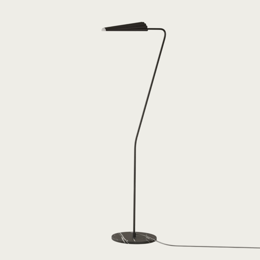 Bion est un lampadaire à la structure équilibrée et au diffuseur circulaire, signé Aromas. Élégant et graphique. Découvrez-le chez Maison Pruilh.