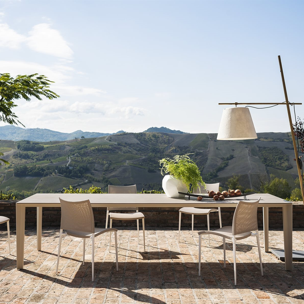 Table design Skin de Desalto – plateau verre/céramique/bois, version fixe ou extensible, disponible chez Maison Pruilh Bordeaux